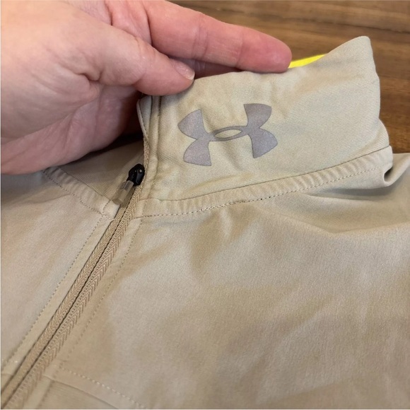 Women’s Under Armour Heatgear Beige Quarter Zip Size Medium With Thumb Holes - Picture 7 of 14